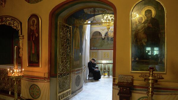 Студенты читают церковную литературу в одном из залов московской православной духовной академии Студенты читают церковную литературу в одном из залов московской православной духовной академии