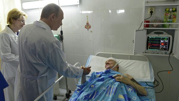 Владимир Путин во время посещения одной из больниц, куда помещены пострадавшие от терактов. Архивное фото Владимир Путин во время посещения одной из больниц, куда помещены пострадавшие от терактов. Архивное фото