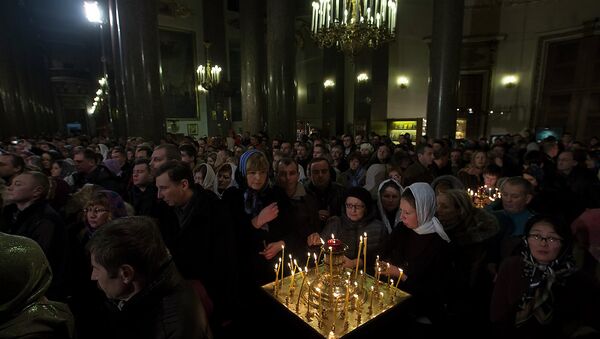 Прихожане во время праздничного Рождественского богослужения в Казанском соборе Санкт-Петербурга Прихожане во время праздничного Рождественского богослужения в Казанском соборе Санкт-Петербурга
