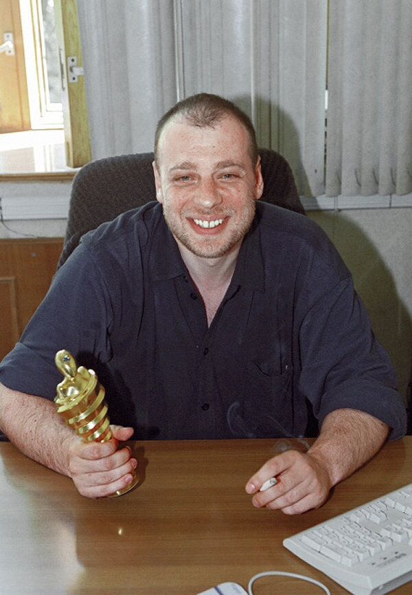 Главред журнала Власть ИД Коммерсантъ Максим Ковальский с призом Циклоп за победу в Международном конкурсе печатных изданий Обложка года. 2001 год Главред журнала Власть ИД Коммерсантъ Максим Ковальский с призом Циклоп за победу в Международном конкурсе печатных изданий Обложка года. 2001 год