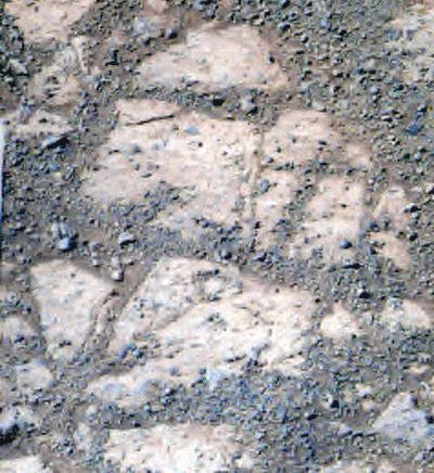 Странный камень появился рядом с марсоходом Opportunity Странный камень появился рядом с марсоходом Opportunity