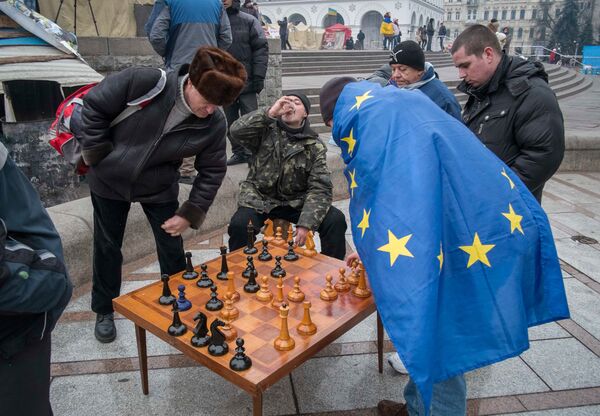 Участники акции сторонников евроинтеграции на Площади Независимости в Киеве. Участники акции сторонников евроинтеграции на Площади Независимости в Киеве.