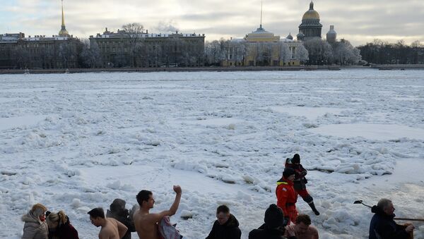 Крещенские купания в Петербурге. Фото с места события Крещенские купания в Петербурге. Фото с места события