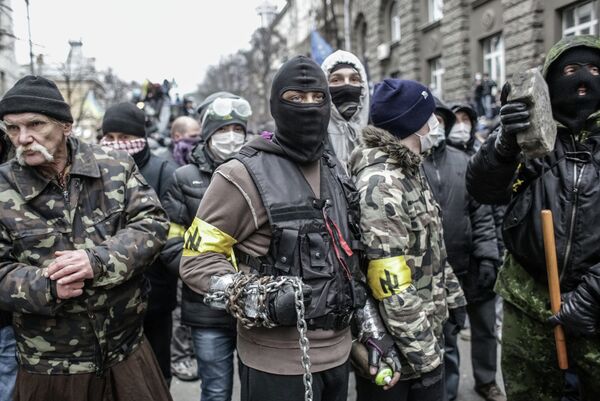 Столкновения сторонников евроинтеграции Украины с бойцами сил правопорядка во время беспорядков возле здания Администрации президента Украины на Банковой улице в Киеве. Столкновения сторонников евроинтеграции Украины с бойцами сил правопорядка во время беспорядков возле здания Администрации президента Украины на Банковой улице в Киеве.