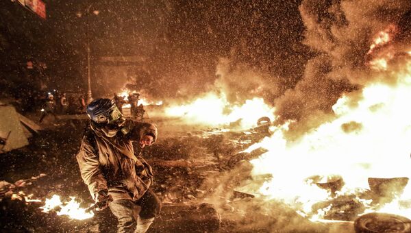 Митингующие жгут покрышки на улице Грушевского в Киеве. Митингующие жгут покрышки на улице Грушевского в Киеве.