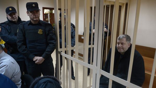 Суд арестовал главу полиции аэропорта Домодедово Максима Титова. Фото с места событий Суд арестовал главу полиции аэропорта Домодедово Максима Титова. Фото с места событий