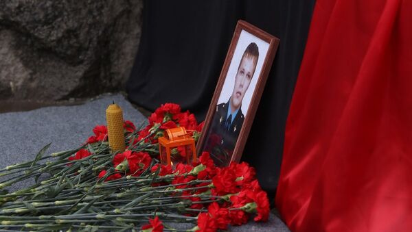 Фотография сотрудника полиции Дмитрия Маковкина и цветы в память о погибших в результате взрыва на железнодорожном вокзале в Волгограде. Архивное фото Фотография сотрудника полиции Дмитрия Маковкина и цветы в память о погибших в результате взрыва на железнодорожном вокзале в Волгограде. Архивное фото