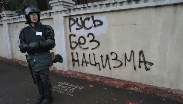 Сотрудник правоохранительных органов стоит в усилении во время проведения Русского марша в Москве. Сотрудник правоохранительных органов стоит в усилении во время проведения Русского марша в Москве.