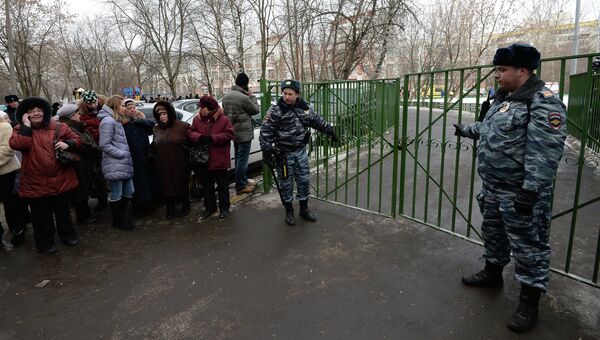 Мужчина открыл стрельбу в московской школе Мужчина открыл стрельбу в московской школе