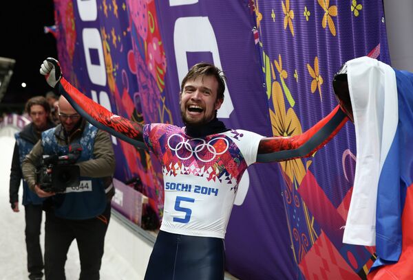 Александр Третьяков (Россия) на финише в финальном заезде на соревнованиях по скелетону среди мужчин Александр Третьяков (Россия) на финише в финальном заезде на соревнованиях по скелетону среди мужчин