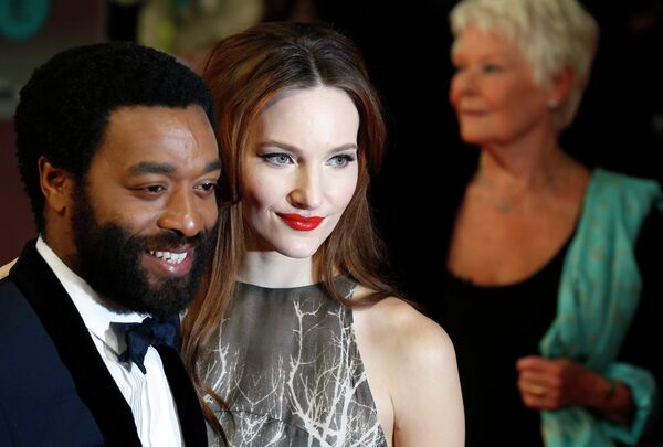 Чиветел Эджиофор и Сари Мерсер на церемонии вручения премии BAFTA Чиветел Эджиофор и Сари Мерсер на церемонии вручения премии BAFTA