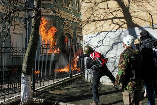 Беспорядки возле здания Верховной рады в Киеве Беспорядки возле здания Верховной рады в Киеве