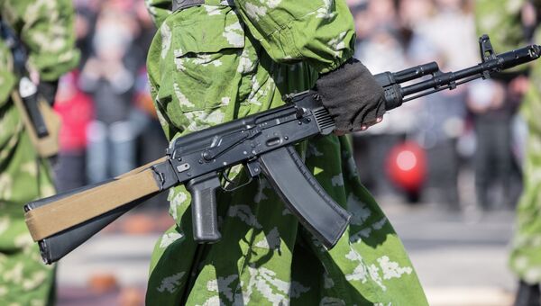 Оружие в руках военнослужащего. Архивное фото Оружие в руках военнослужащего. Архивное фото