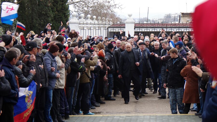 Лидер ЛДПР Владимир Жириновский (по центру) среди митингующих жителей Севастополя Лидер ЛДПР Владимир Жириновский (по центру) среди митингующих жителей Севастополя