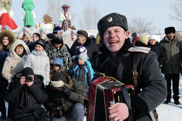 Падение снежного городка или масленичные забавы красноярцев Падение снежного городка или масленичные забавы красноярцев