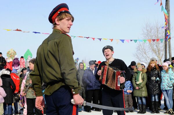 Падение снежного городка или масленичные забавы красноярцев Падение снежного городка или масленичные забавы красноярцев