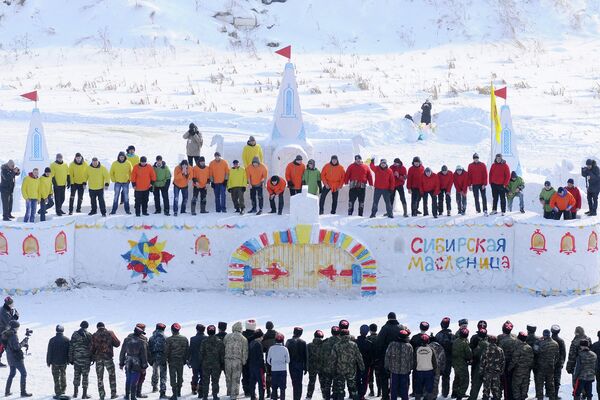 Падение снежного городка или масленичные забавы красноярцев Падение снежного городка или масленичные забавы красноярцев