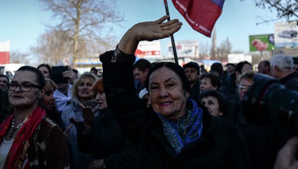 Жители Севастополя на митинге Жители Севастополя на митинге