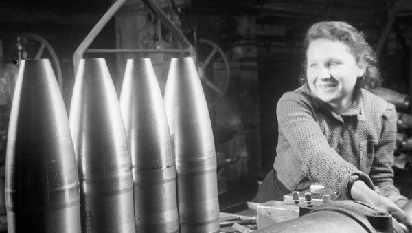 Великая Отечественная война 1941-1945 годов. Изготовление снарядов на военном заводе в Москве Великая Отечественная война 1941-1945 годов. Изготовление снарядов на военном заводе в Москве