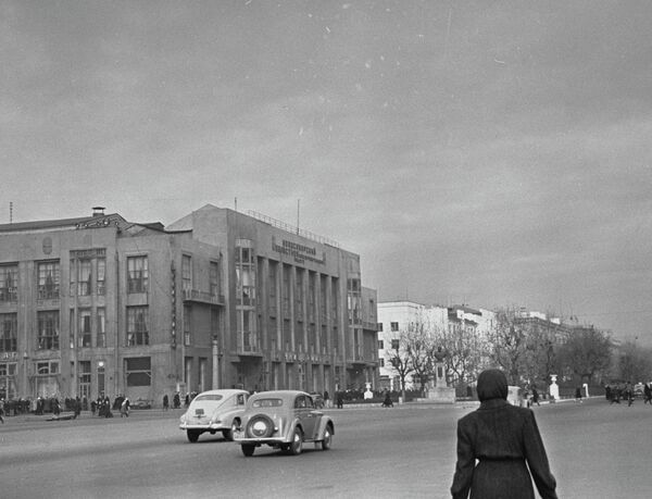 Площадь имени И.В. Сталина в Новосибирске, 1954 год Площадь имени И.В. Сталина в Новосибирске, 1954 год