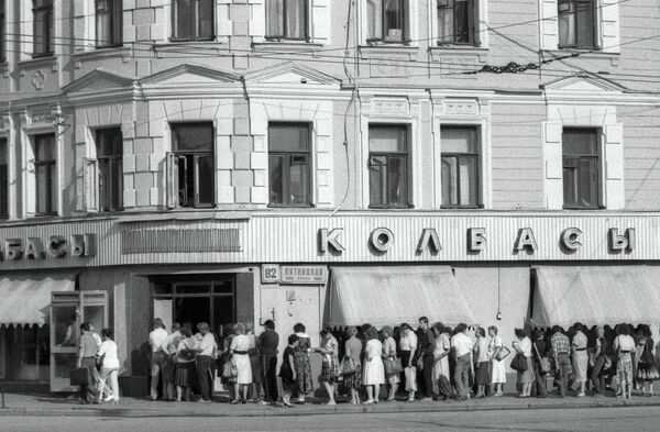 Очередь у магазина Колбасы Очередь у магазина Колбасы