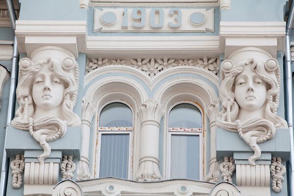 Мясницкая улица, дом 18 (напротив строящегося бизнес-центра), женские головы. Мясницкая улица, дом 18 (напротив строящегося бизнес-центра), женские головы.