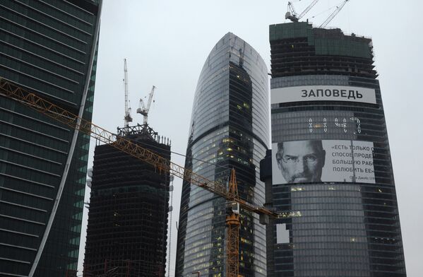 В Москве на башне Федерация вывешен портрет Стива Джобса В Москве на башне Федерация вывешен портрет Стива Джобса