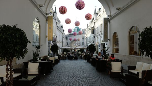 Пешеходная зона на Никольской улице в Москве Пешеходная зона на Никольской улице в Москве