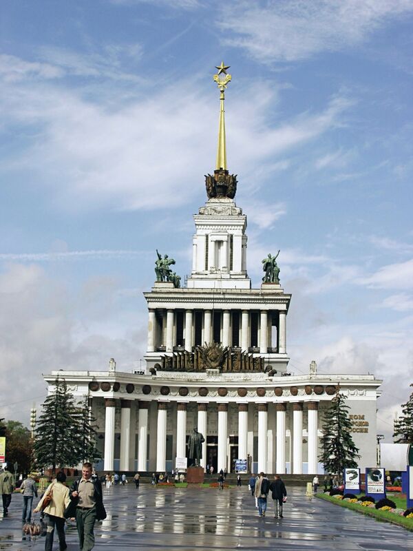 Центральная аллея на ВДНХ Центральная аллея на ВДНХ