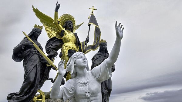 Памятник Жанне д'Арк в деревне Домреми Памятник Жанне д'Арк в деревне Домреми