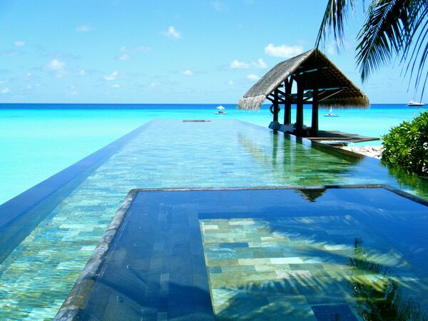 Бассейн в отеле The One and Only Reethi Rah, Мальдивы Бассейн в отеле The One and Only Reethi Rah, Мальдивы