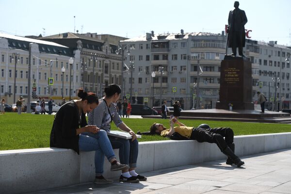 Благоустроенные улицы и площади Москвы в рамках программы Моя Улица. На площади Тверская Застава. Справа - памятник Максиму Горькому. Благоустроенные улицы и площади Москвы в рамках программы Моя Улица. На площади Тверская Застава. Справа - памятник Максиму Горькому.