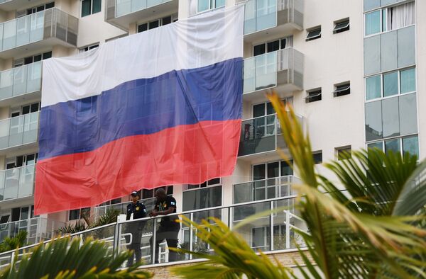 Флаг сборной России на одном из зданий в Олимпийской деревне в Рио-де-Жанейро Флаг сборной России на одном из зданий в Олимпийской деревне в Рио-де-Жанейро