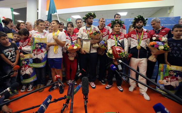 Хасан Халмурзаев, Наталья Кузютина и Беслан Мудранов (слева направо) Хасан Халмурзаев, Наталья Кузютина и Беслан Мудранов (слева направо)