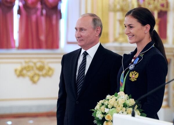 Президент РФ Владимир Путин и серебряный призер по фехтованию на саблях Софья Великая Президент РФ Владимир Путин и серебряный призер по фехтованию на саблях Софья Великая