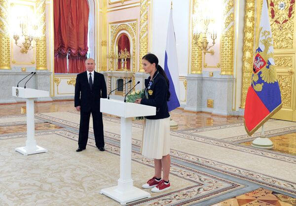 Президент РФ Владимир Путин и серебряный призер по фехтованию на саблях Софья Великая Президент РФ Владимир Путин и серебряный призер по фехтованию на саблях Софья Великая