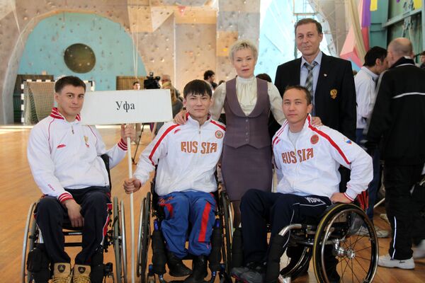 Знаменитая паралегкоатлетка, 13-кратная паралимпийская чемпионка и вице-президент ПКР Рима Баталова вместе со спортсменами Знаменитая паралегкоатлетка, 13-кратная паралимпийская чемпионка и вице-президент ПКР Рима Баталова вместе со спортсменами