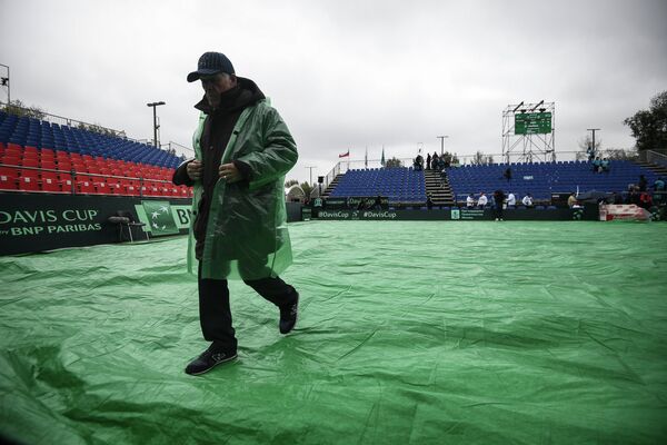 Сотрудник на корте Национального теннисного центра в Москве во время матча Кубка Дэвиса Сотрудник на корте Национального теннисного центра в Москве во время матча Кубка Дэвиса