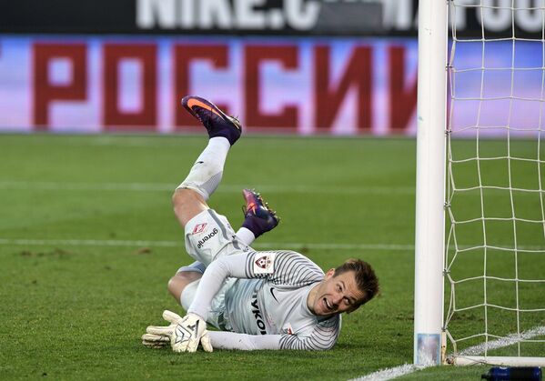 Вратарь Спартака Артем Ребров пропускает мяч в свои ворота Вратарь Спартака Артем Ребров пропускает мяч в свои ворота