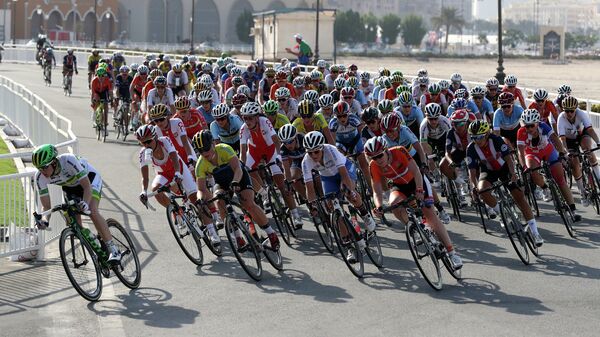 Спортсмены во время чемпионата мира по велоспорту на шоссе в Дохе