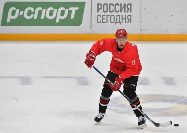 Защитник Спартака Алексей Бондарев Защитник Спартака Алексей Бондарев