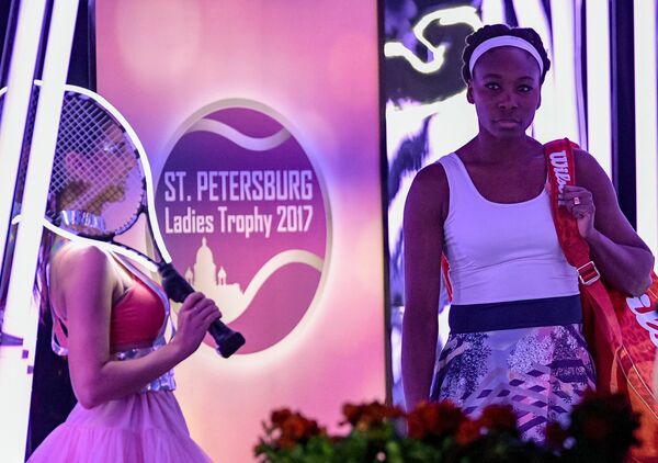 Винус Уильямс и логотип теннисного турнира St.Petersburg Ladies Trophy 2017 Винус Уильямс и логотип теннисного турнира St.Petersburg Ladies Trophy 2017