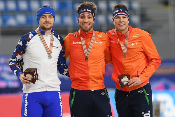 Денис Юсков (Россия), Кьелд Нёйс (Нидерланды) и Свен Крамер (Нидерланды) (слева направо) Денис Юсков (Россия), Кьелд Нёйс (Нидерланды) и Свен Крамер (Нидерланды) (слева направо)