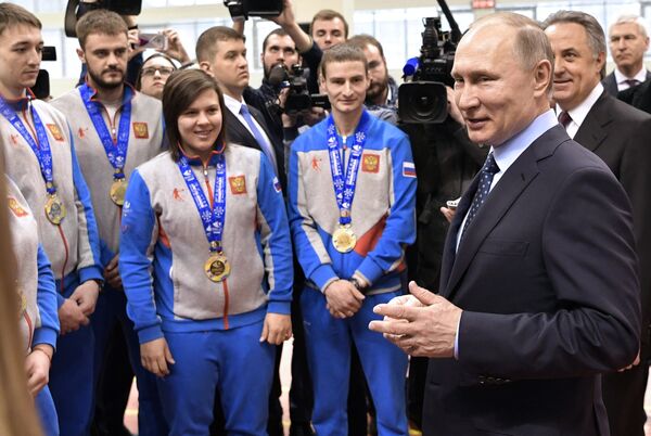 Президент РФ Владимир Путин фотографируется с победителями зимней универсиады 2017 года в Алма-Ате Президент РФ Владимир Путин фотографируется с победителями зимней универсиады 2017 года в Алма-Ате