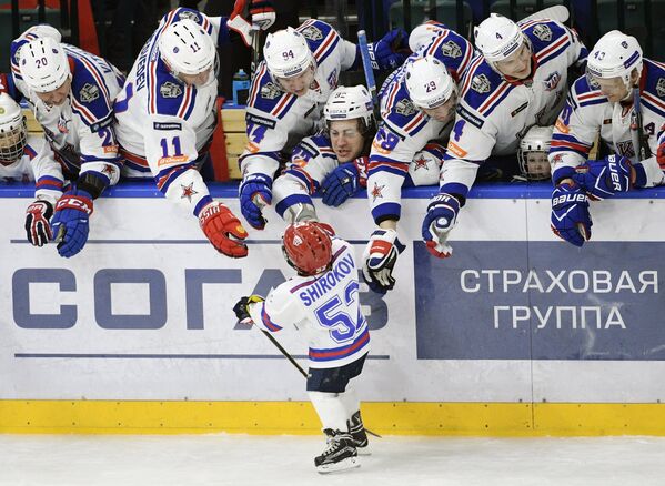 Хоккеисты СКА поздравляют сына форварда СКА Сергея Широкова Егора с заброшенной шайбой Хоккеисты СКА поздравляют сына форварда СКА Сергея Широкова Егора с заброшенной шайбой