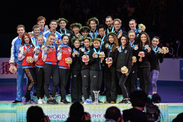 Церемония награждения призеров командного чемпионата мира по фигурному катанию в Токио Церемония награждения призеров командного чемпионата мира по фигурному катанию в Токио