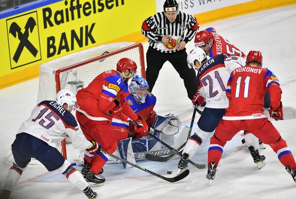 Игровой момент матча группового этапа чемпионата мира по хоккею 2017 между сборными России и США Игровой момент матча группового этапа чемпионата мира по хоккею 2017 между сборными России и США