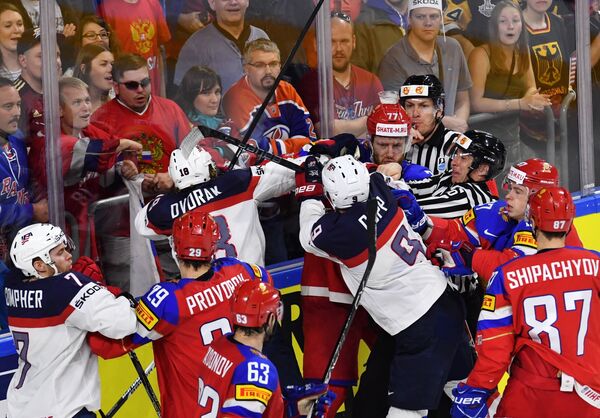 Игровой момент матча группового этапа чемпионата мира по хоккею-2017 между сборными России и США Игровой момент матча группового этапа чемпионата мира по хоккею-2017 между сборными России и США