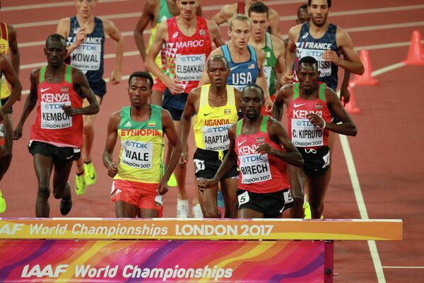 Спортсмены во время финального забега на 3000 метров Спортсмены во время финального забега на 3000 метров