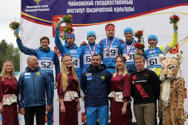 Участники цветочной церемонии после финиша спринта на чемпионате России по летнему биатлону Участники цветочной церемонии после финиша спринта на чемпионате России по летнему биатлону